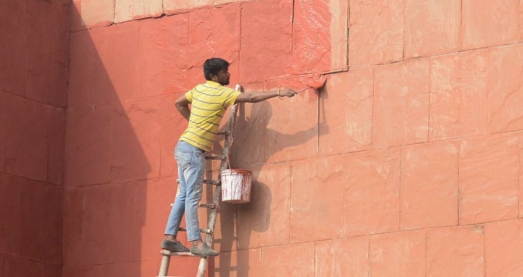 Hombre pintando pared