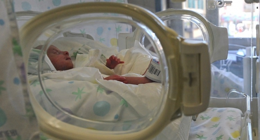Bebé en incubadora