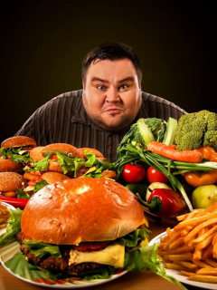 Hombre alrededor de mucha comida
