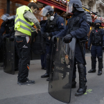 Policías requisan a protestantes en París