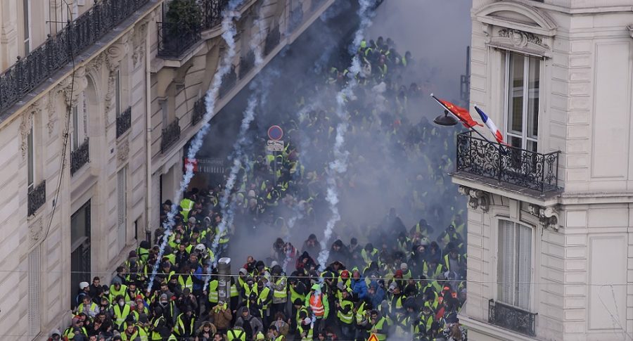 Policía ataca a manifestantes con gases lacrimógenos en París