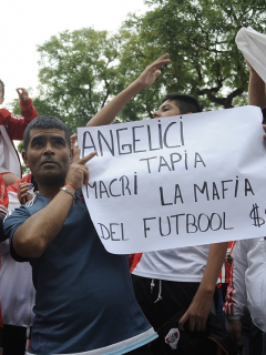 Hinchas de River Plate protestan a las afueras del estadio Monumental.
