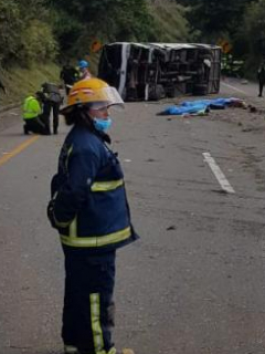 Bus volcado en el Valle