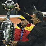 Miguel Ángel Russo con la Copa Libertadores