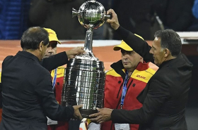 Miguel Ángel Russo con la Copa Libertadores