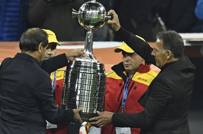 Miguel Ángel Russo con la Copa Libertadores