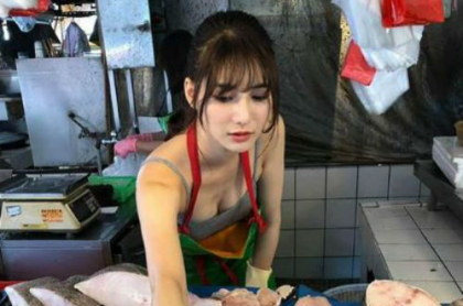 Hermosa vendedora de pescado se vuelve tendencia en China