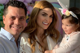 Luis Carlos Vélez, periodista, con su esposa Siad Char, presentadora, y su hija Hannah.