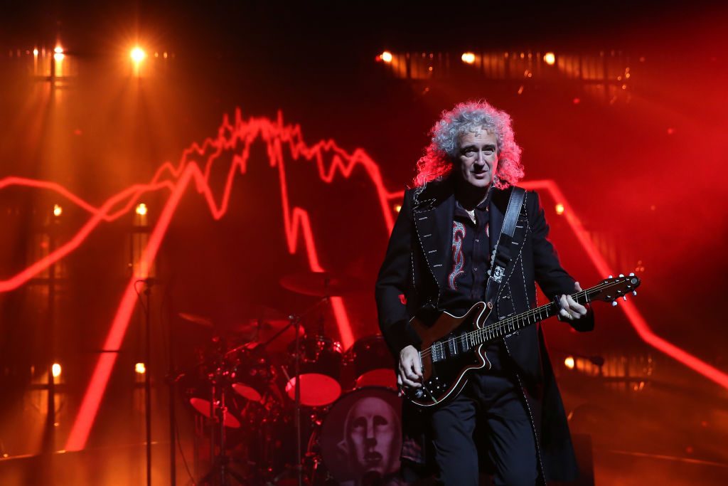 Brian May, guitarrista de Queen, tocando en el O2 Arena en Londres.