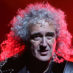 Brian May, guitarrista de Queen, tocando en el O2 Arena en Londres.