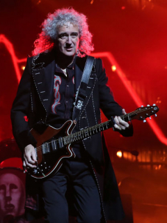 Brian May, guitarrista de Queen, tocando en el O2 Arena en Londres.