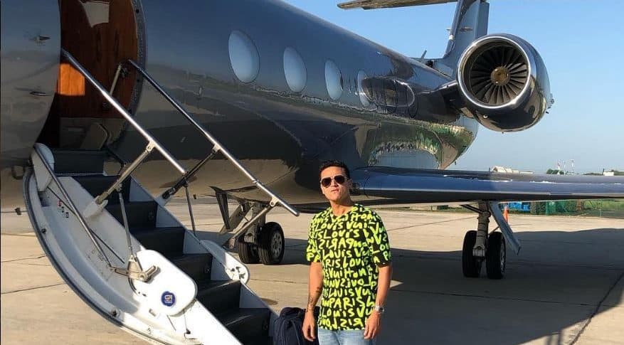 Silvestre Dangond aborda un avión rumbo a La Jagua