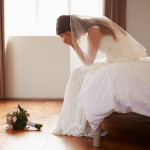 Una novia teniendo dudas sobre su matrimonio