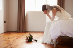 Una novia teniendo dudas sobre su matrimonio