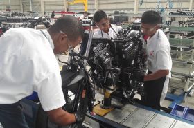 Operarios arman una moto Hero