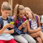 Niños con celulares