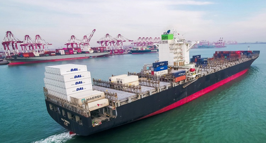 Buque de carga en puerto chino