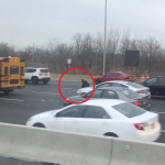 Conductores recogen billetes en una autopista en NJ.