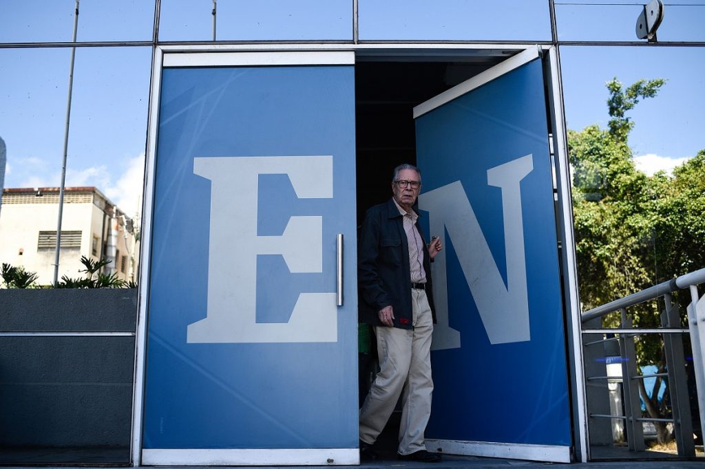 Elias Pino Iturrieta editor de El Nacional,  abandona la sede del diario.