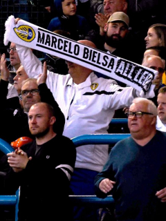 Fanáticos exhiben una bufanda de Marcelo Bielsa