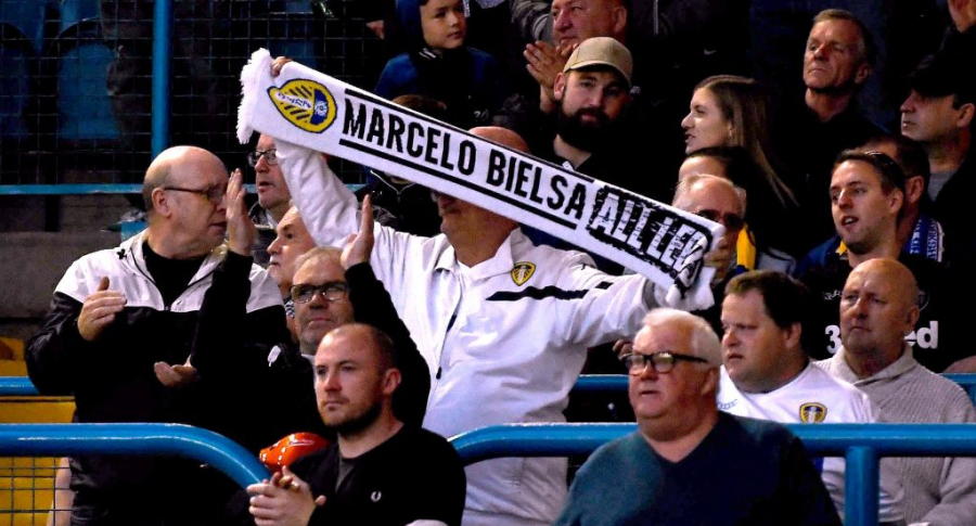 Fanáticos exhiben una bufanda de Marcelo Bielsa