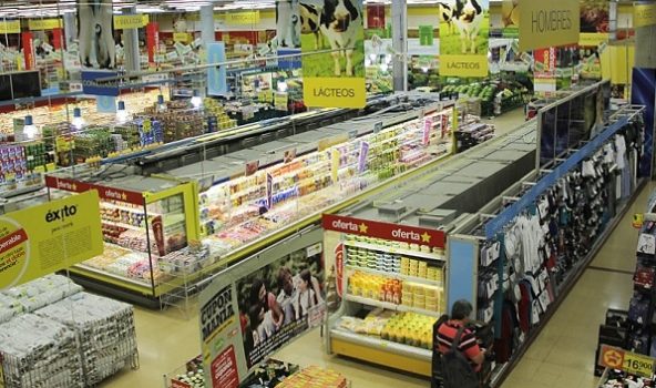 Interior de un almacén Éxito