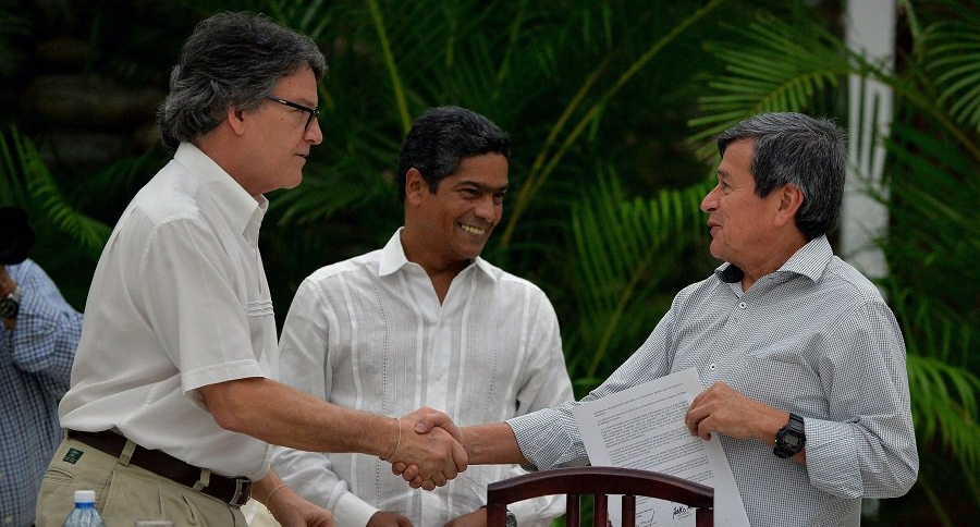Gustavo Bell, negociador del Gobierno; Iván Mora, garante de cuba; Pablo Beltrán, negociador del Eln.