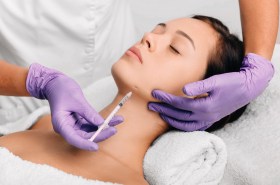 Mujer aplicándose bótox