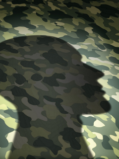Sombra de una silueta sobre una textura de camuflaje