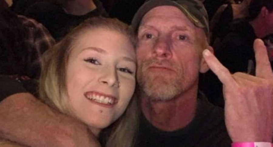 Padre e hija en concierto de rock.