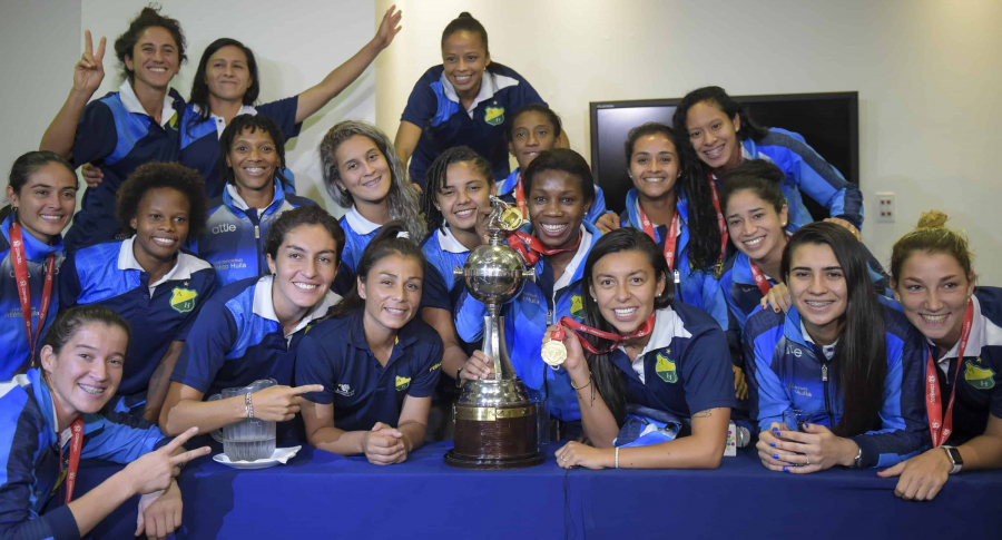 Las jugadoras del Atlético Huila posan con el trofeo de campeonas de América