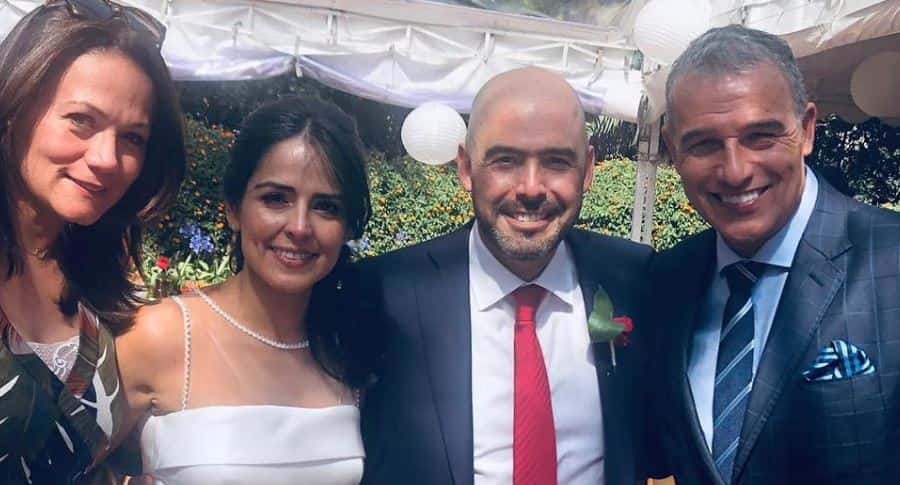 Claudia Palacios, periodista, con su esposo Jorge Bedoya, presidente de la Sociedad de Agricultores de Colombia (SAC), el presentador Adrián Magnoli, y la pareja de él, Susy San Juan.
