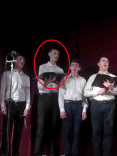 Coristas en el escenario.