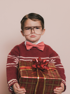 Niño enojado con un regalo de Navidad