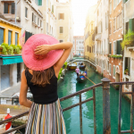 Una mujer turista contempla los canales de Venecia