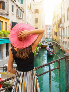 Una mujer turista contempla los canales de Venecia