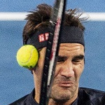 Roger Federer recibe un pelotazo de Frances Tiafoe en la Copa Hopman
