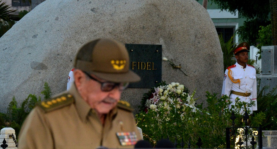Raúl Castro frente a la tumba de Fidel