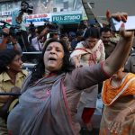 Policías intentan controlar manifestaciones en Kerala