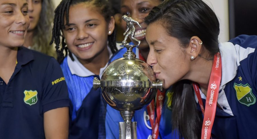 Yoreli Rincón besa el trofeo de la Copa Libertadores de América