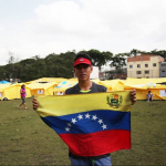 Venezolano ondea bandera de su país en campamento de Engativá