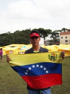 Venezolano ondea bandera de su país en campamento de Engativá