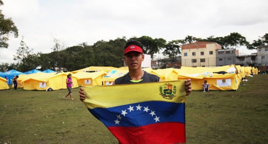 Venezolano ondea bandera de su país en campamento de Engativá