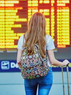 Mujer en aeropuerto