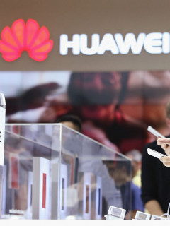 Un visitante manipula un teléfono de Huawei en una tienda de Berlín