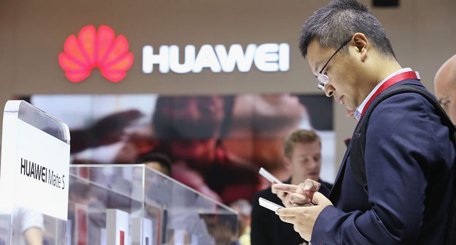 Un visitante manipula un teléfono de Huawei en una tienda de Berlín