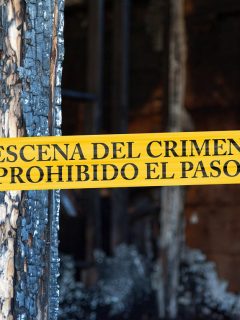 Cinta policial con el texto "Escena del crimen, prohibido el paso".