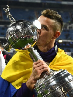 Rafael Santos Borré con la Copa Liber