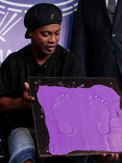 Ronaldinho Gaucho posa con las huellas de sus pies en el Estadio Maracaná