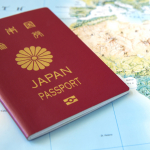 Pasaporte de Japón sobre un mapa de África.
